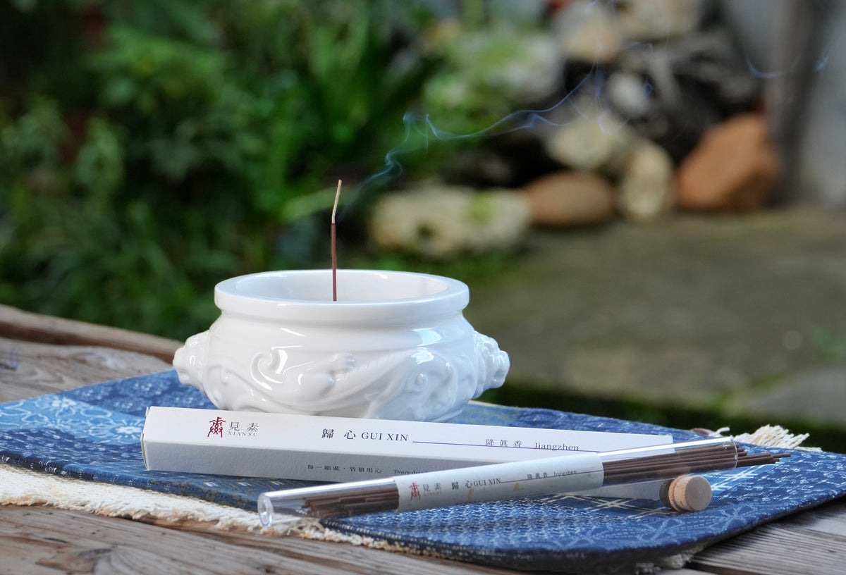 Ruo Shui Censer · 若水香爐 — lifestyle photo | 見素 XIANSU