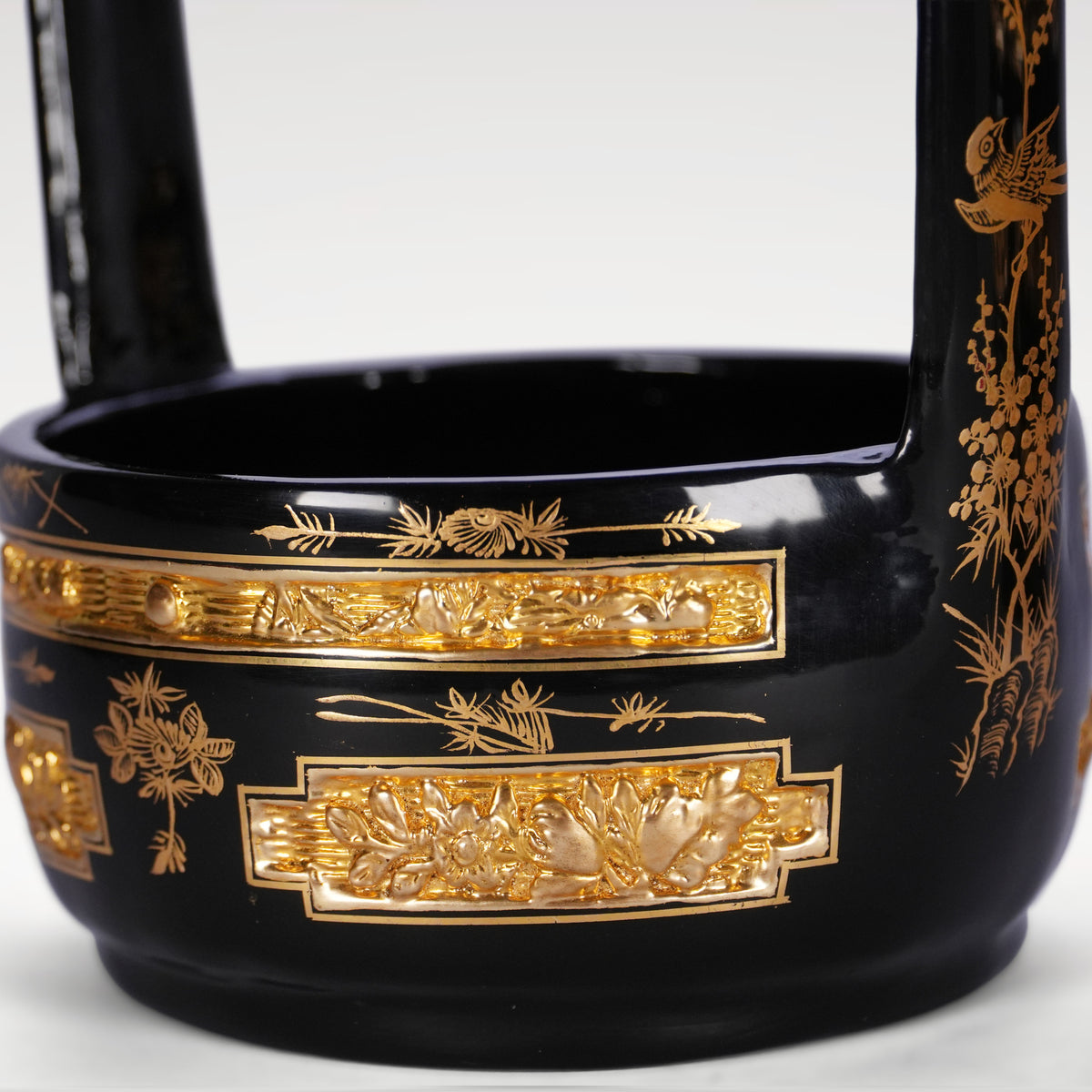 月娘金箔與漆面細節 · Yue Niang gold-leaf and lacquer detail